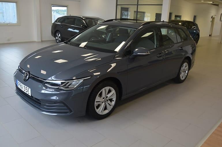 Begagnad VW Golf VIII Life 131 HK (96 kW) 2024 Grå Kombi