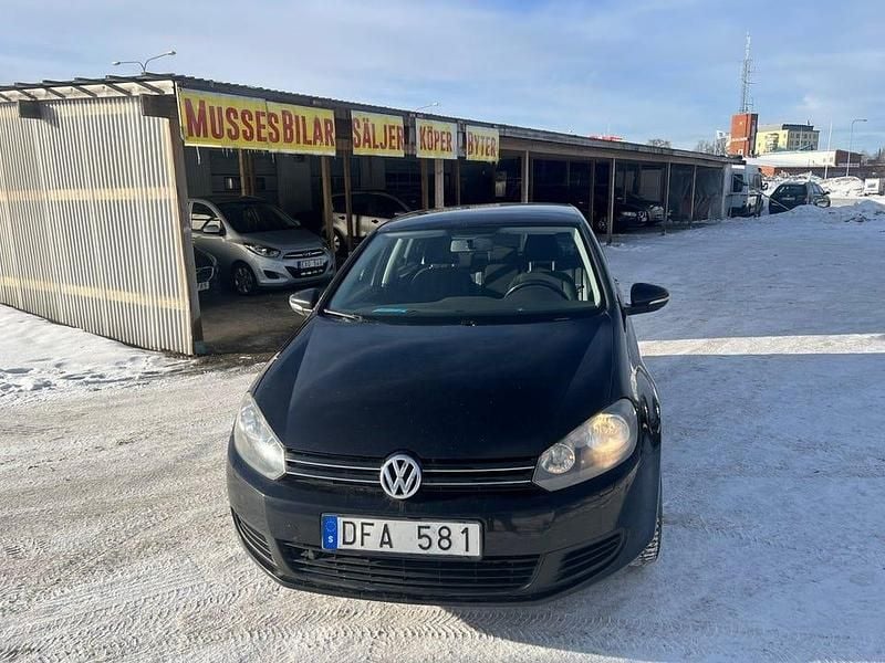 Begagnad VW Golf VI 105 HK (77 kW) 2011 Svart Halvkombi