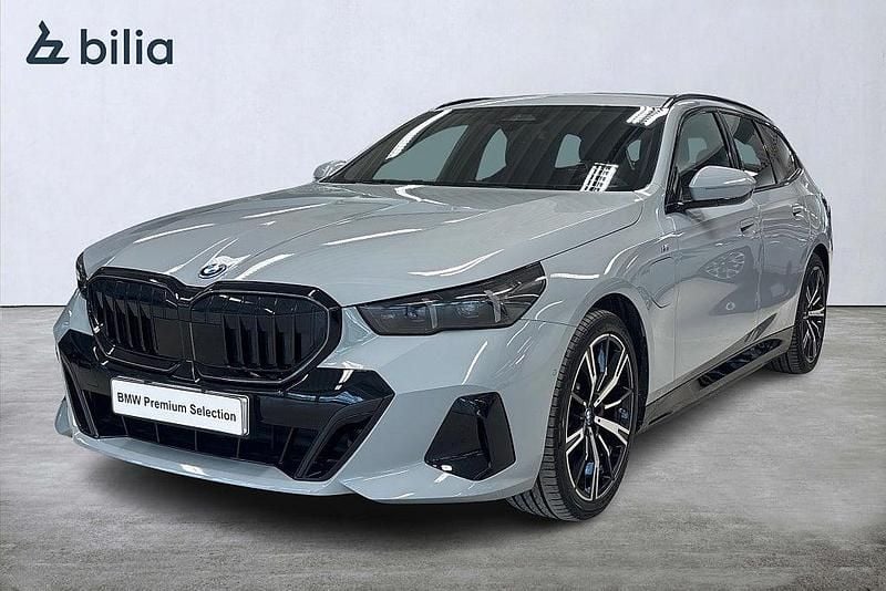 Grå Begagnad 2025 BMW 530e M Sport Kombi | 649 900 kr (Bra pris) - Bild 1/4