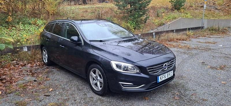 Blå Begagnad 2016 Volvo V60 Kombi | 179 000 kr (Marknadspris) - Bild 1/4