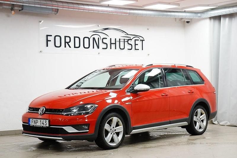 Röd Begagnad 2018 VW Golf Alltrack SE Kombi | 179 900 kr (Marknadspris) - Bild 1/4
