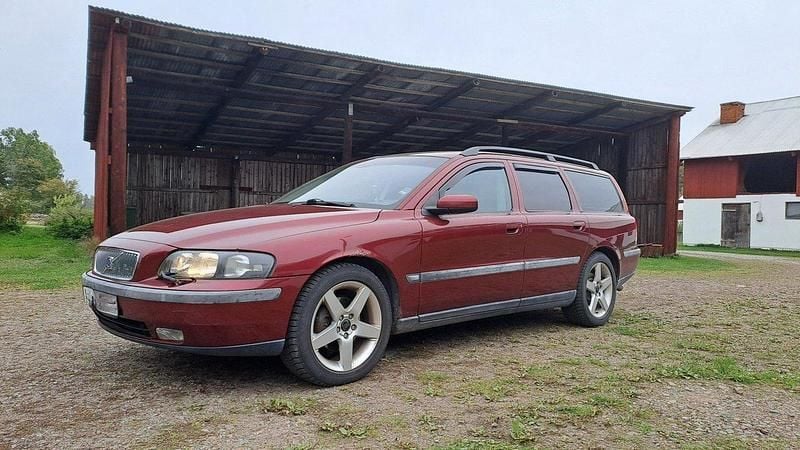 Röd Begagnad 2004 Volvo V70 Kombi | 27 000 kr (Marknadspris) - Bild 1/4