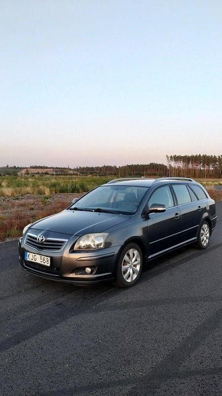Grå Begagnad 2007 Toyota Avensis Kombi | 26 000 kr (Marknadspris) - Bild 1/4