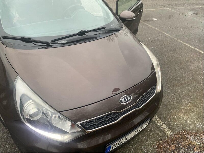 Brun Begagnad 2012 Kia Rio Halvkombi | 55 000 kr (Superpris) - Bild 1/4