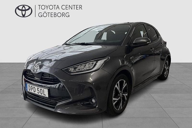 Mörkgrå Begagnad 2024 Toyota Yaris Hybrid Active Halvkombi | 249 900 kr (Marknadspris) - Bild 1/3