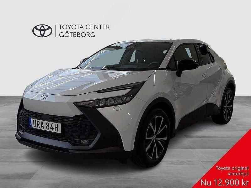 Vit Begagnad 2024 Toyota C-HR Style SUV | 339 900 kr (Marknadspris) - Bild 1/4
