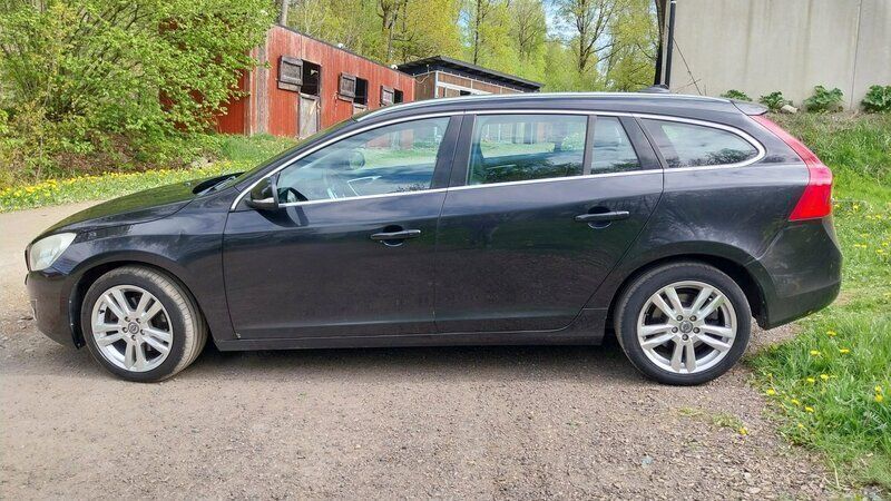 Svart Begagnad 2011 Volvo V60 Summum Kombi | 76 000 kr (Marknadspris) - Bild 1/4