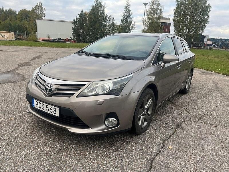 Brun Begagnad 2014 Toyota Avensis Edition Kombi | 95 000 kr (Marknadspris) - Bild 1/4