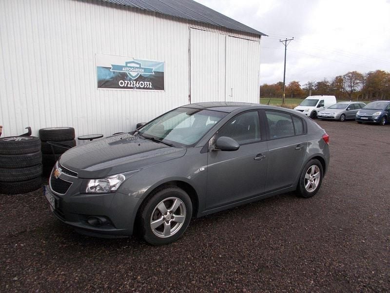 Grå Begagnad 2012 Chevrolet Cruze Halvkombi | 38 900 kr (Dyr) - Bild 1/4