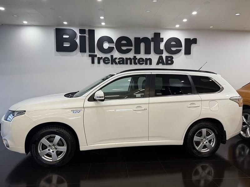 Begagnad Mitsubishi Outlander P-HEV 121 HK (88 kW) 2014 Vit SUV