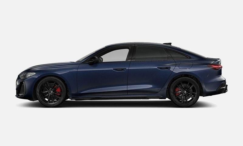 Blå (firmamentblå metallic) Ny 2025 Audi A5 Sportback Sport Halvkombi | 735 900 kr - Bild 1/3