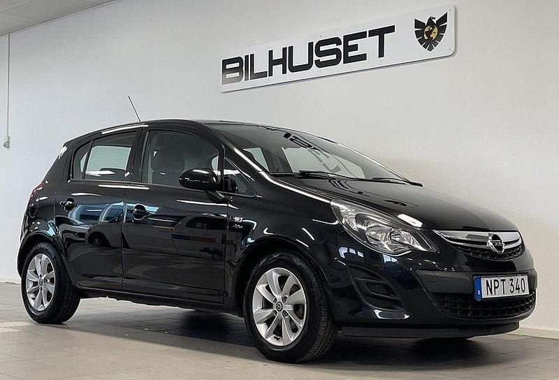 Svart Begagnad 2014 Opel Corsa Active Halvkombi | 64 900 kr (Marknadspris) - Bild 1/4