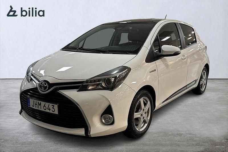 Vit Begagnad 2016 Toyota Yaris Hybrid Executive Halvkombi | 159 900 kr (Marknadspris) - Bild 1/3