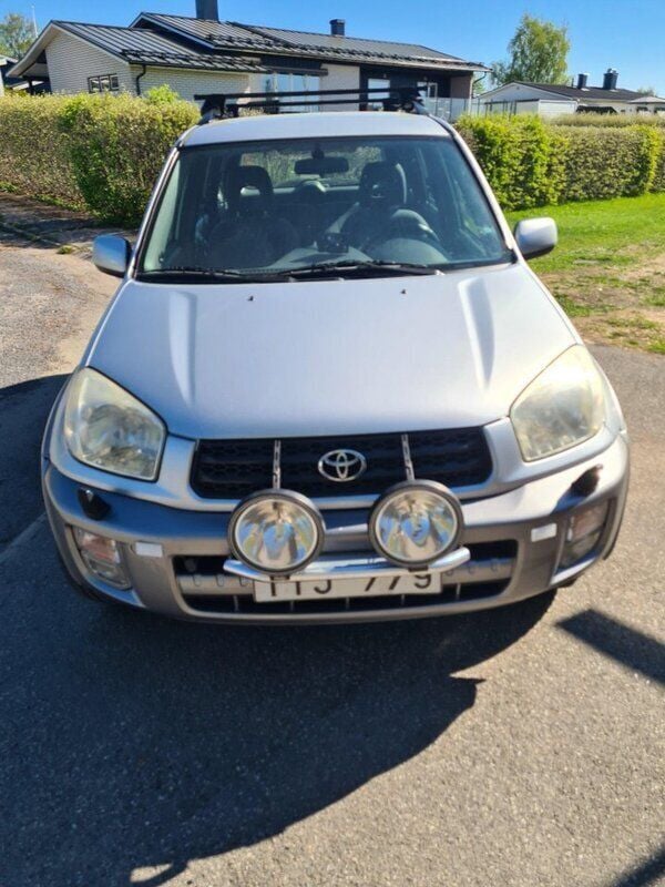 Silver Begagnad 2003 Toyota RAV4 SUV | 43 000 kr (Marknadspris) - Bild 1/4