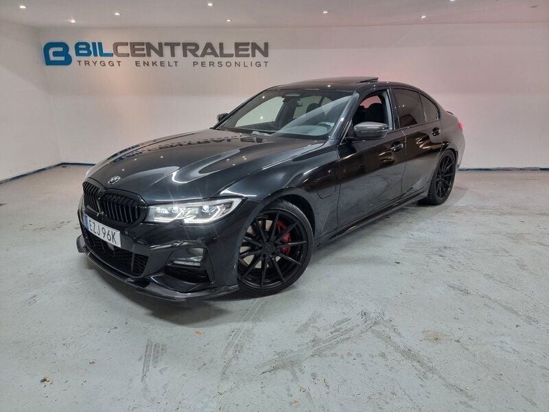 Svart Begagnad 2021 BMW 330e M Sport Sedan | 384 900 kr (Lite dyr) - Bild 1/4