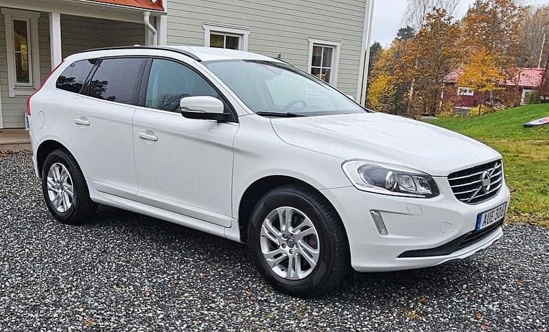 Vit Begagnad 2014 Volvo XC60 Momentum SUV | 110 000 kr (Superpris) - Bild 1/4