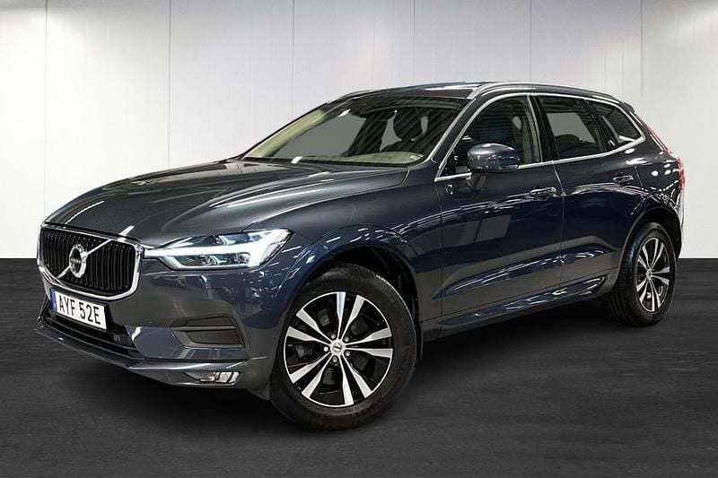 Mörkblå (blue) Begagnad 2020 Volvo XC60 Momentum SUV | 360 000 kr (Marknadspris) - Bild 1/4