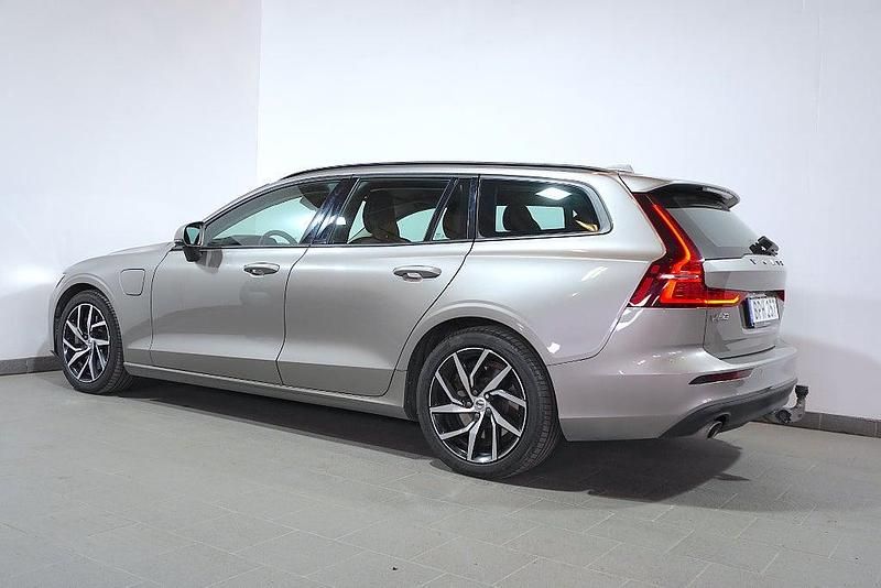 Begagnad Volvo V60 Momentum 253 HK (186 kW) 2020 Grå Kombi