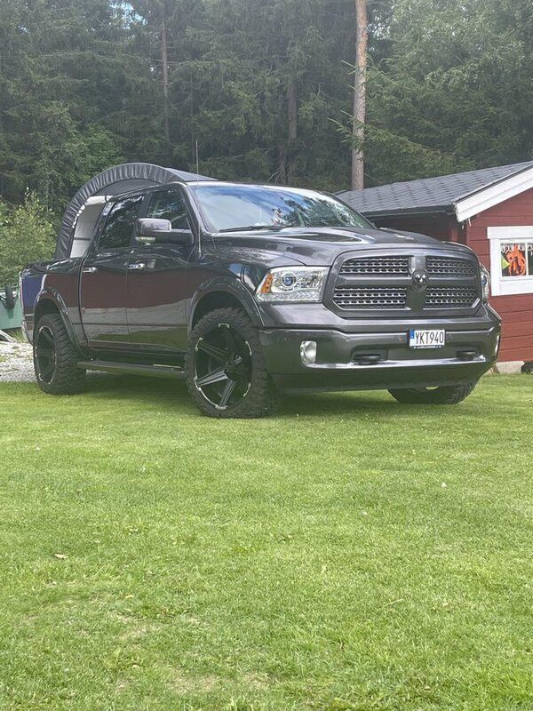 Grå Begagnad 2017 Dodge Ram Pickup | 439 000 kr (Marknadspris) - Bild 1/4