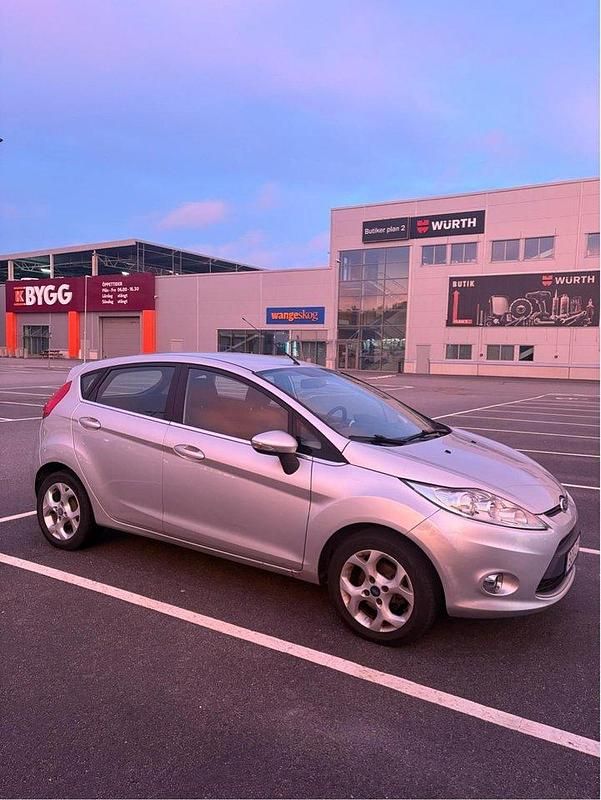 Silver Begagnad 2011 Ford Fiesta Halvkombi | 40 000 kr (Marknadspris) - Bild 1/4