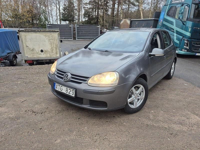 Grå Begagnad 2006 VW Golf V Trendline Halvkombi | 10 000 kr (Marknadspris) - Bild 1/4