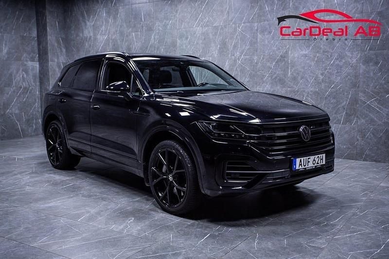 Svart Begagnad 2020 VW Touareg R SUV | 489 800 kr (Marknadspris) - Bild 1/4
