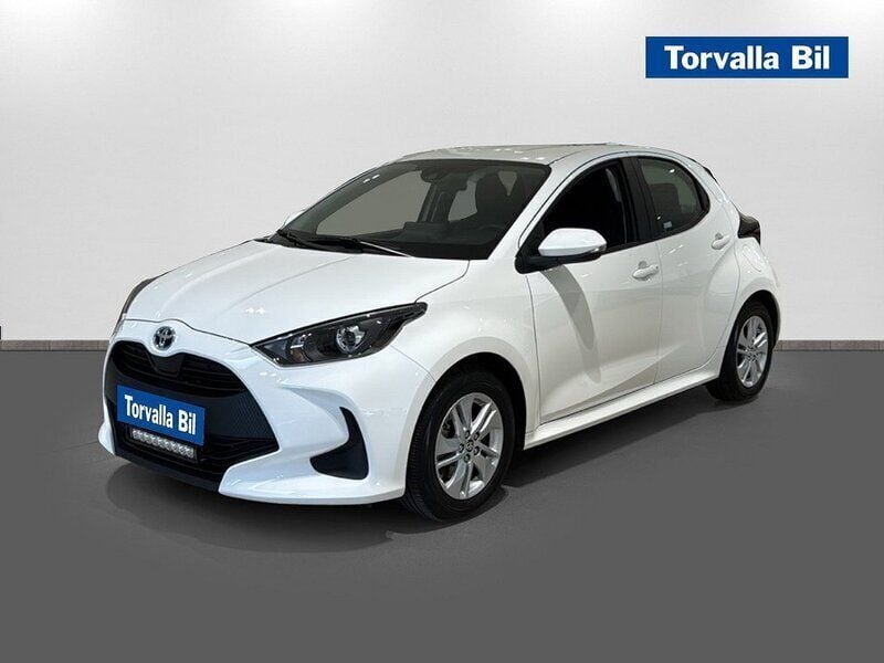 Vit Begagnad 2023 Toyota Yaris Hybrid Active Halvkombi | 229 900 kr (Marknadspris) - Bild 1/4