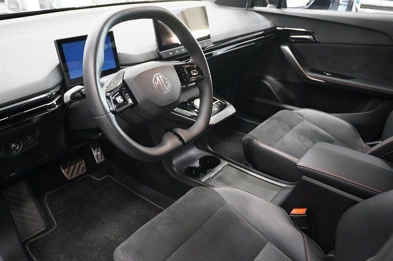 Begagnad MG MG4 EV 320 kW (436 HK) 2023 Svart Halvkombi