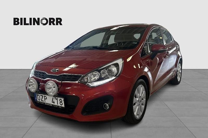 Röd Begagnad 2013 Kia Rio Halvkombi | 99 900 kr (Marknadspris) - Bild 1/4