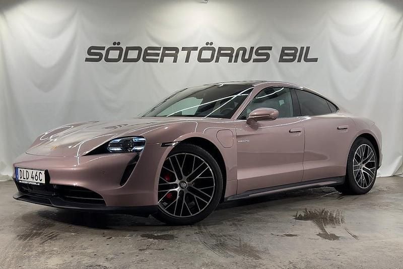 Ljusröd Begagnad 2021 Porsche Taycan 4S Sport Sedan | 769 900 kr (Marknadspris) - Bild 1/4