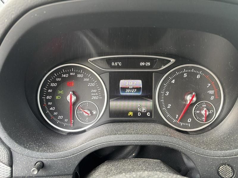 Röd Begagnad 2016 Mercedes B200 Urban Minibuss | 155 000 kr (Bra pris) - Bild 1/4