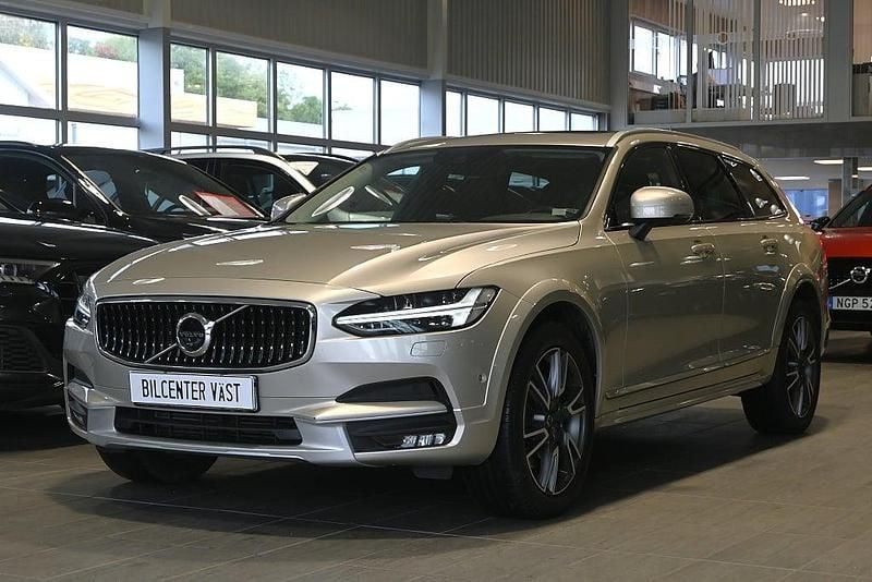Begagnad Volvo V90 CC Pro 320 HK (235 kW) 2017 Ljusbrun (luminous sand metallic) Kombi