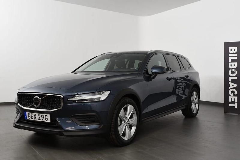 Mörkblå Begagnad 2024 Volvo V60 CC Core Kombi | 399 500 kr (Superpris) - Bild 1/4