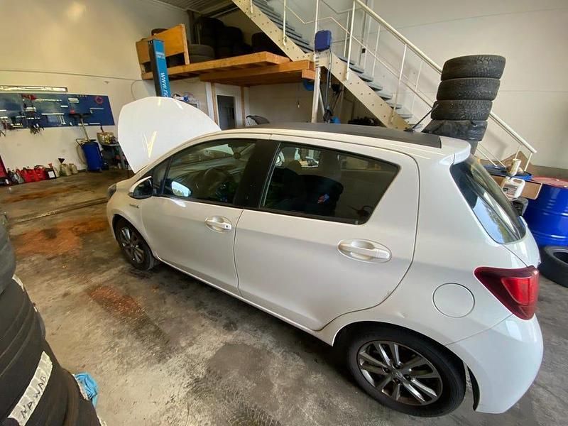 Begagnad Toyota Yaris Hybrid 101 HK (74 kW) 2014
