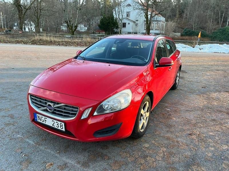 Begagnad 2013 Volvo V60 Kombi | 63 500 kr (Marknadspris) - Bild 1/4