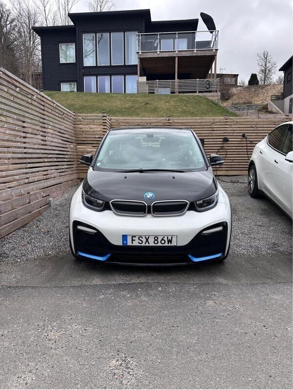Vit Begagnad 2021 BMW i3 Comfort Edition Halvkombi | 195 000 kr (Superpris) - Bild 1/4
