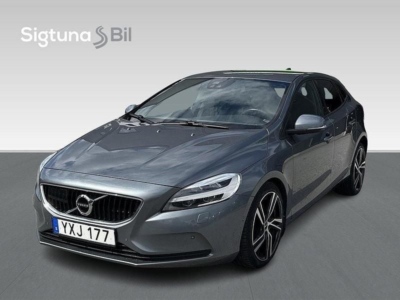 Grå Begagnad 2017 Volvo V40 R-Design Kombi | 199 900 kr (Marknadspris) - Bild 1/3