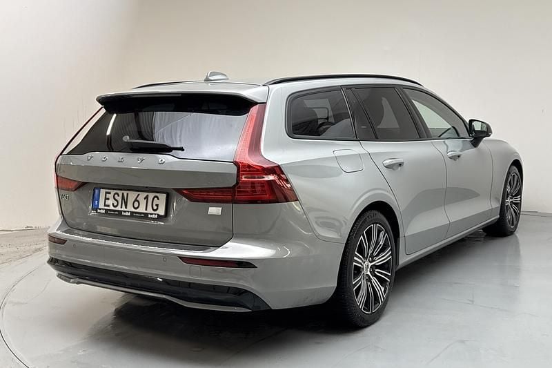 Begagnad Volvo V60 Plus 350 HK (257 kW) 2024 Grå Kombi