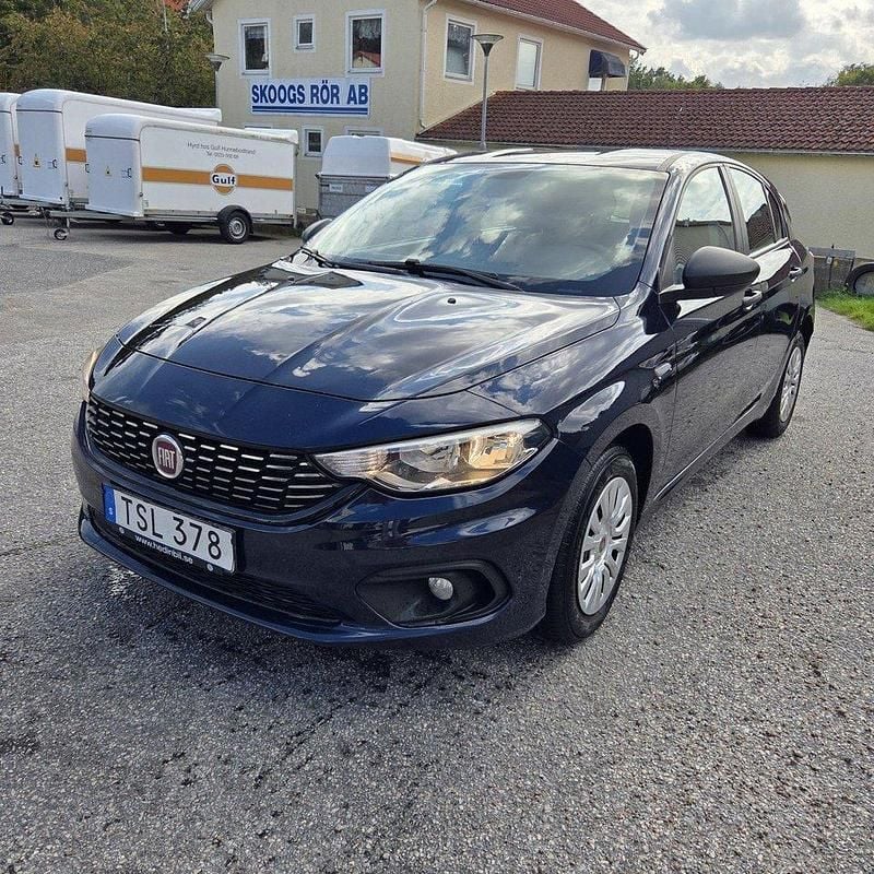 Blå Begagnad 2017 Fiat Tipo Halvkombi | 69 000 kr (Bra pris) - Bild 1/4