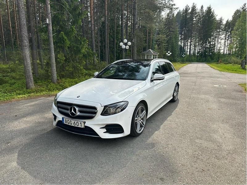 Vit Begagnad 2017 Mercedes E220 AMG line Kombi | 265 000 kr (Marknadspris) - Bild 1/4
