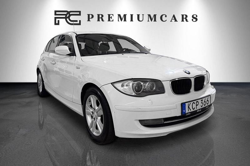 Vit Begagnad 2010 BMW 118 Advantage Halvkombi | 59 900 kr (Marknadspris) - Bild 1/4