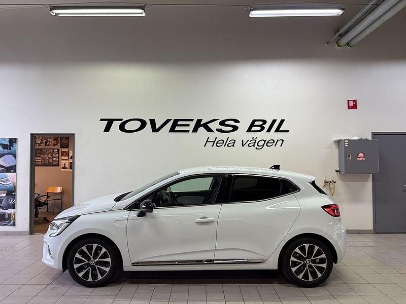Vit Begagnad 2023 Renault Clio V Sedan | 189 900 kr (Marknadspris) - Bild 1/4