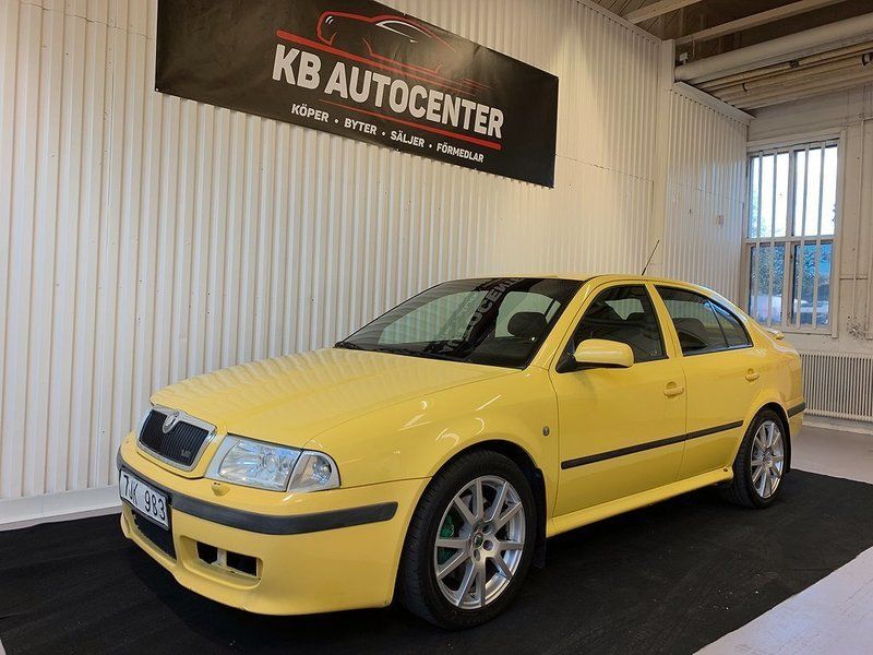 Gul Begagnad 2002 Skoda Octavia RS Sedan | 17 900 kr - Bild 1/4