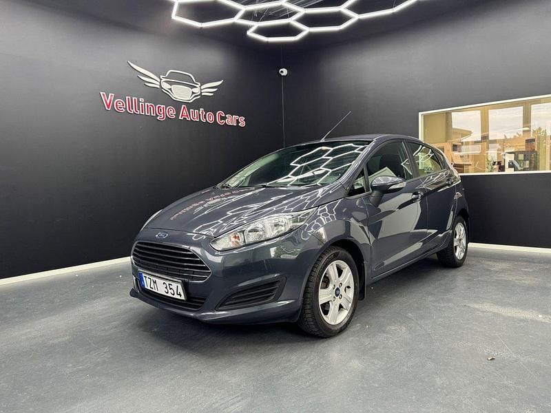 Grå Begagnad 2013 Ford Fiesta Trend Halvkombi | 69 900 kr (Lite dyr) - Bild 1/4