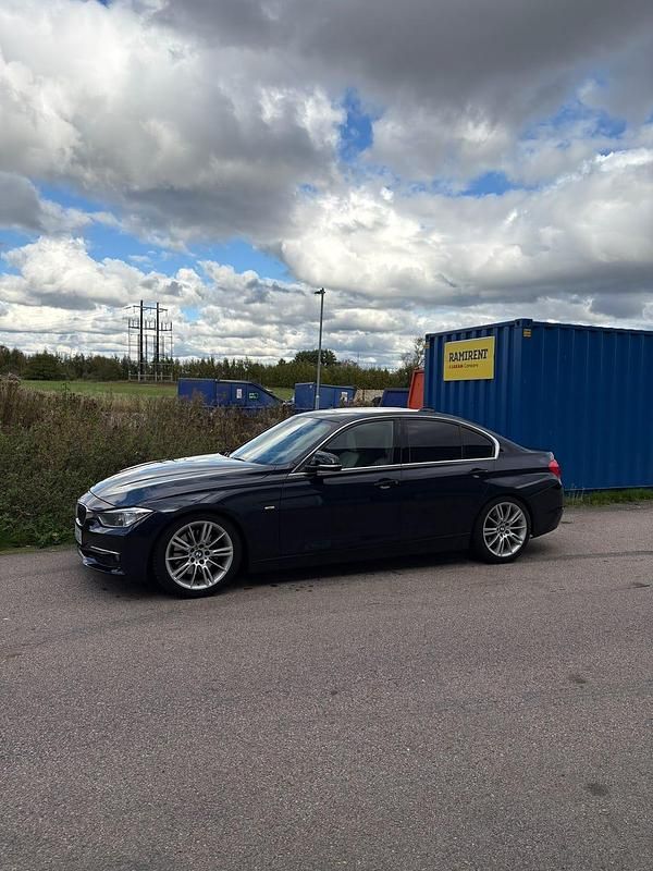 Begagnad 2014 BMW 328 Luxury Line Sedan | 159 000 kr (Marknadspris) - Bild 1/4