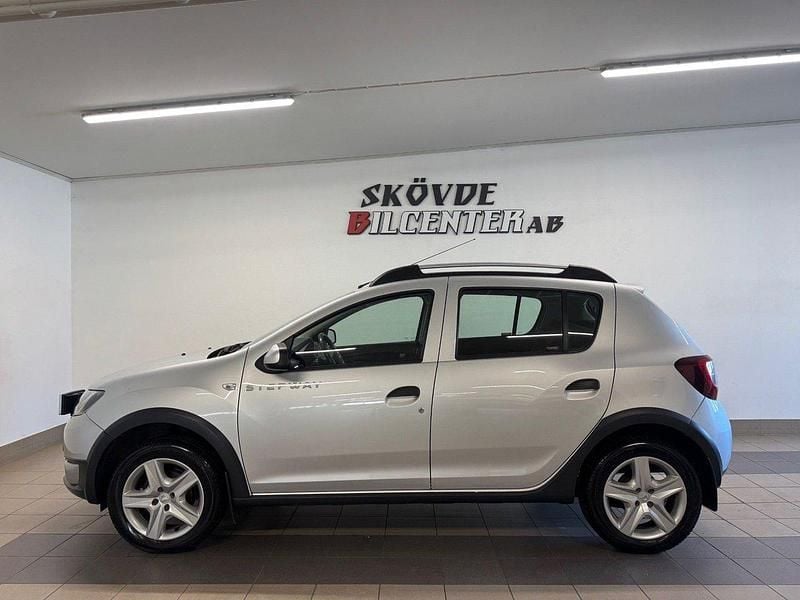 Silver Begagnad 2013 Dacia Sandero Stepway Halvkombi | 72 500 kr (Lite dyr) - Bild 1/4