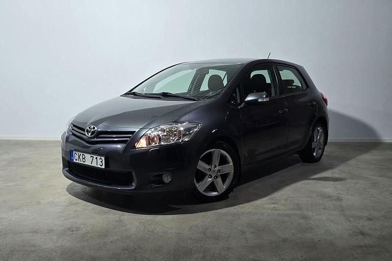 Mörkgrå (grå) Begagnad 2012 Toyota Auris Halvkombi | 109 400 kr (Marknadspris) - Bild 1/3