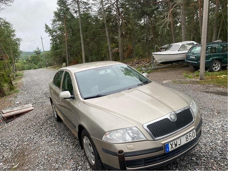Brun Begagnad 2006 Skoda Octavia Halvkombi | 14 500 kr (Bra pris) - Bild 1/2