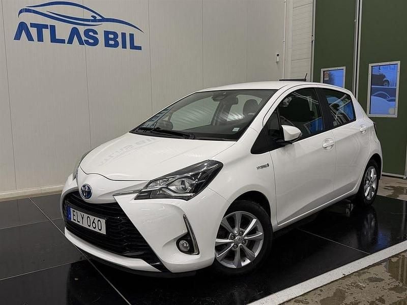 Vit Begagnad 2018 Toyota Yaris Active Halvkombi | 134 900 kr (Marknadspris) - Bild 1/4