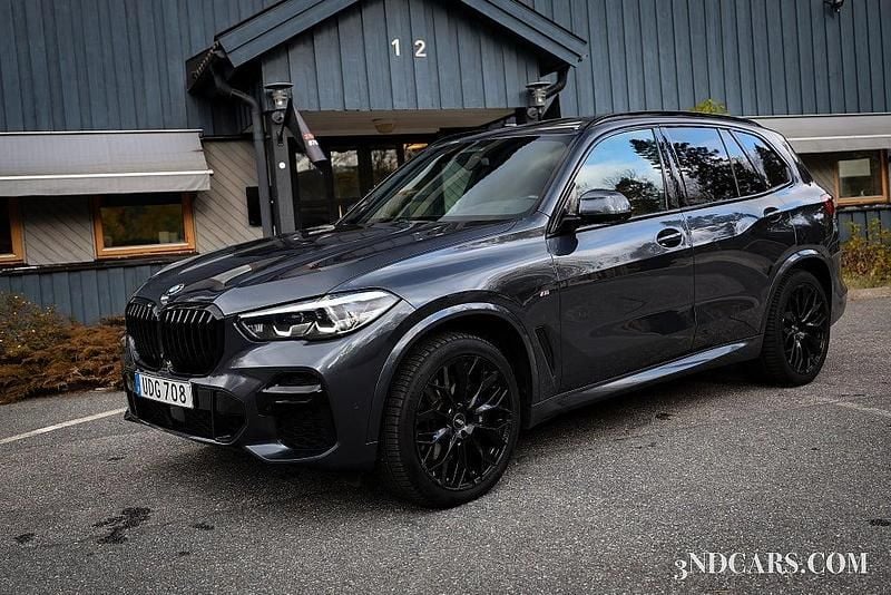 Grå Begagnad 2021 BMW X5 M Sport SUV | 679 900 kr (Marknadspris) - Bild 1/4